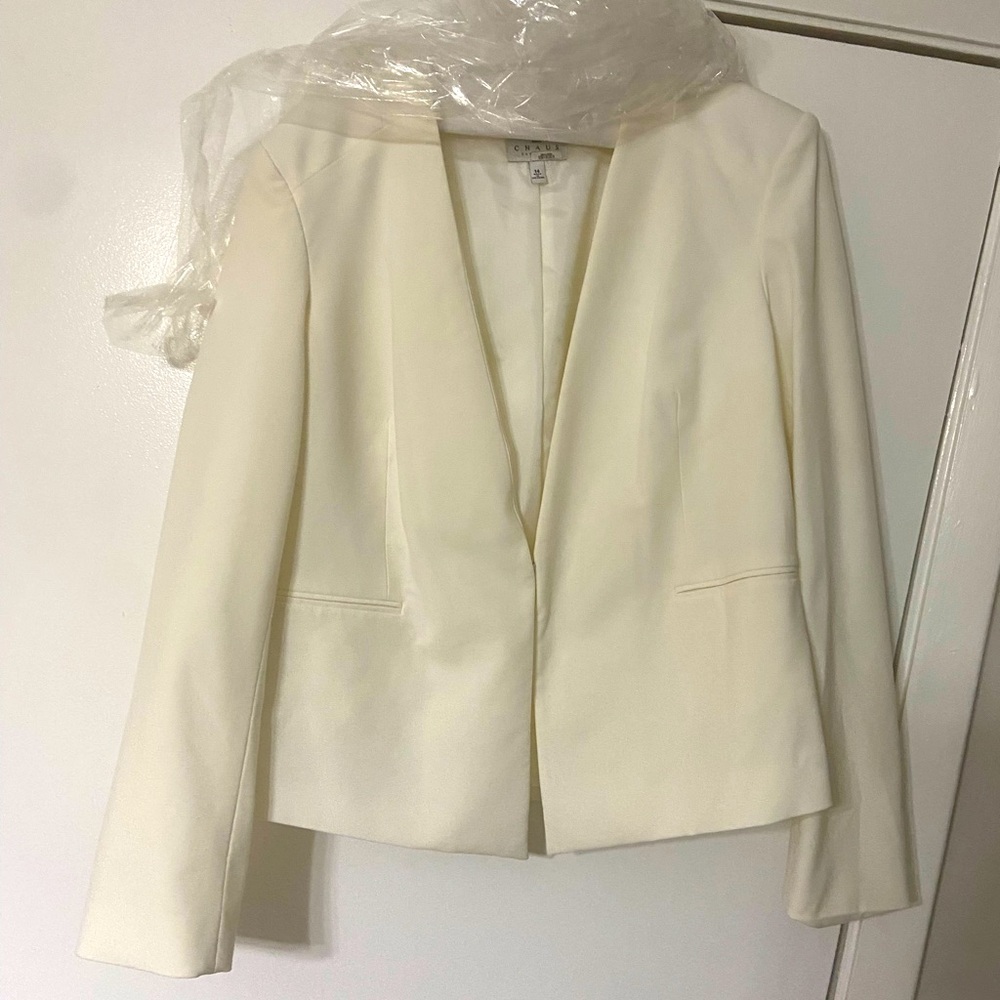Ivory no button blazer.